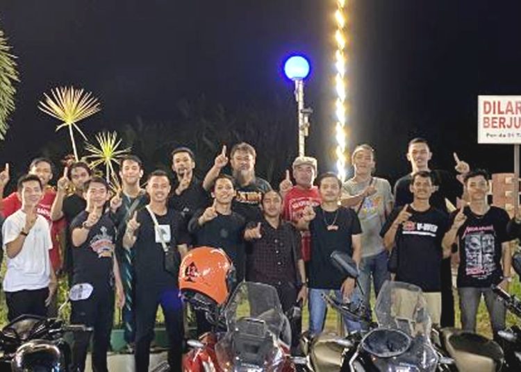 Tim Touring Pantura with ADV160 foto bersama di Pantai Kura Kura Singkawang.(ist)