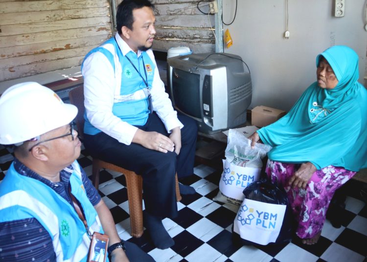 Waginah, penerima bantuan listrik gratis dari karyawan PLN.(ist)