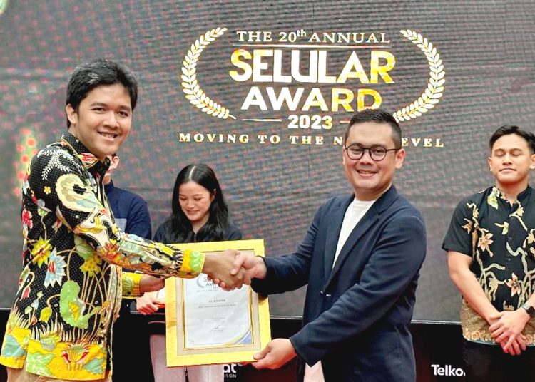Chief Human Capital Officer XL Axiata, M.Hira Kurnia (kiri) menerima penghargaan Best Companies to Work for in Asia – Indonesia Chapter, dan Digital Transformation di Jakarta, Selasa.(ist)
