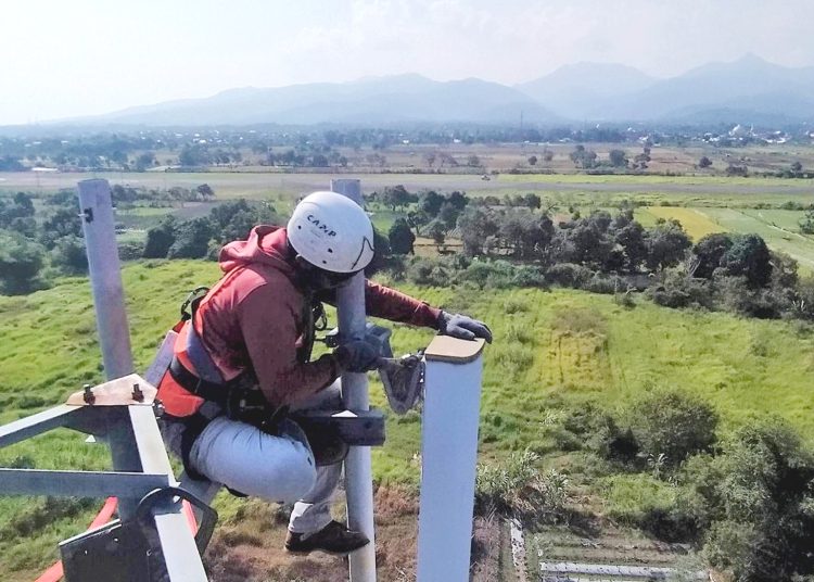 Teknisi sedang bekerja diatas perangkat Base Transceiver Station (BTS) XL Axiata di Kecamatan Selaparang, Kota Mataram, awal pekan lalu.(ist)