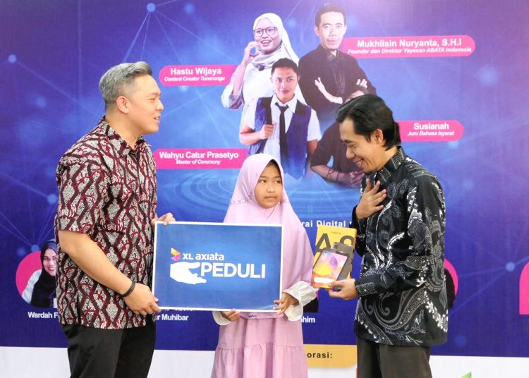 Head Sustainability & Internal Communication XL Axiata, Yudha Perdana (kiri) menyerahkan bantuan tablet untuk fasilitas belajar santri disabilitas kepada Founder & Direktur Yayasan ABATA Indonesia, Mukhlisin Nuryanta (kanan) di Pesantren ABATA, Senin.(ist)
