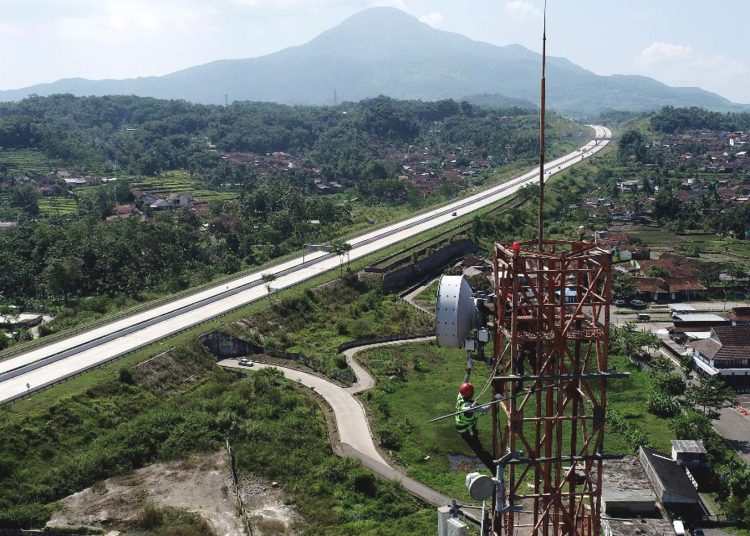 Pemeliharaan salah satu perangkat Base Transceiver Station (BTS) milik XL Axiata tidak jauh dari Jalan Tol Cisumdawu di Kelurahan Jatimulya, Sumedang Utara, Sumedang, Jawa Barat, Kamis.(ist)