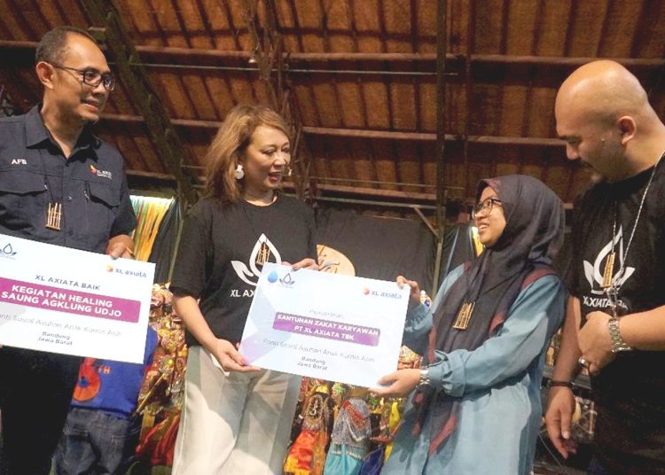 Group Chief People Officer Axiata Group, Norlida Azmi (ke dua dari kiri), Chief Human Capital Officer XL Axiata, M. Hira Kurnia (kanan), beserta Group Head Central Region XL Axiata, Arif Farhan Budiyanto (kiri), menyerahkan bantuan secara simbolis kepada Panti Asuhan Anak Kurnia Asih Bandung, Kamis.(ist)