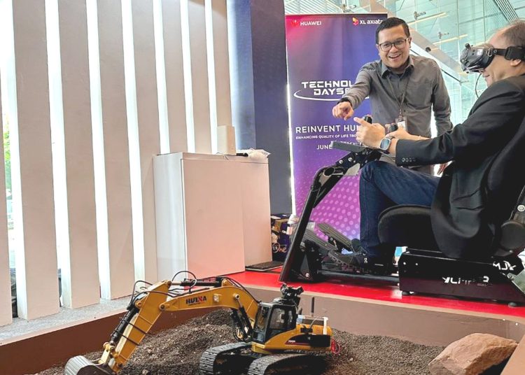 Direktur & Chief Technology Officer XL Axiata, I Gede Darmayusa (kanan) dan Chief Enterprise & SME XL Axiata, Feby Sallyanto mencoba perangkat smart minning dengan teknologi 5G pada XL Axiata Technology Days 2023 di XL Axiata Tower, Jakarta, Rabu.(ist)