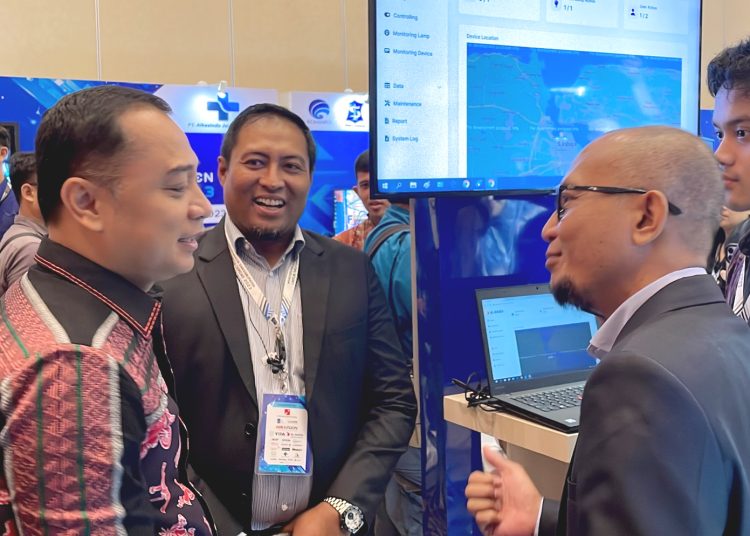 Walikota Surabaya, Eri Cahyadi (kiri) bersama Group Head Solution & Tech Acct Management XL Axiata, Aun Abdul Wadud (tengah) dan Head Enterprise Account East & Central XL Axiata, Varid Airlangga (kanan) mengunjungi booth XL Axiata Business Solutions di acara program tahunan Kementerian Komunikasi dan Informatika di Surabaya, Senin.(ist)