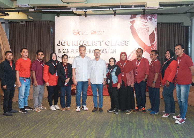 Darmansyah, Kepala OJK Regional 9 Kalimantan, foto bersama jurnalis Kalimantan Barat.(ist)
