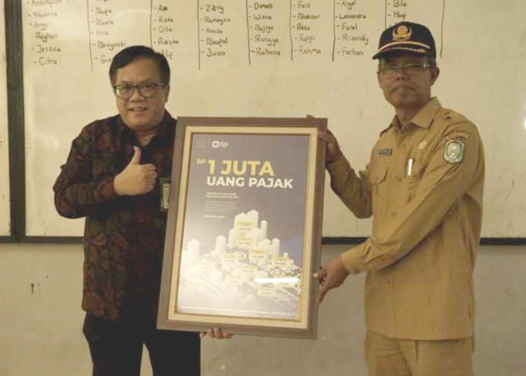 Kepala Kanwil DJP Kalimantan Barat Kurniawan Nizar (kiri) dan Kepala Sekolah SMAN 3 Pontianak, Moh. Ikhwan.(ist)
