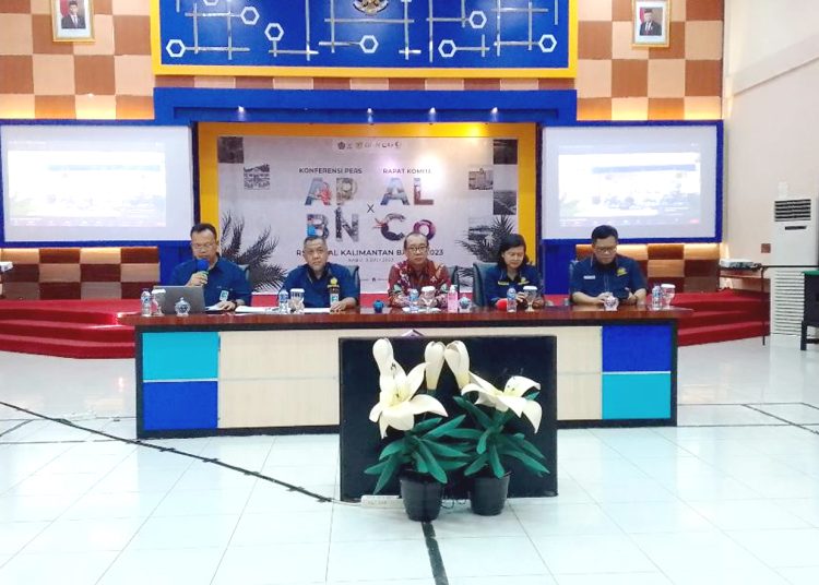 Kepala Perwakilan Kementerian Keuangan Regional Kalbar, Kukuh Sumardono Basuki (ke dua kiri) ketika menggelar konferensi pers di Pontianak, Rabu.(matra)