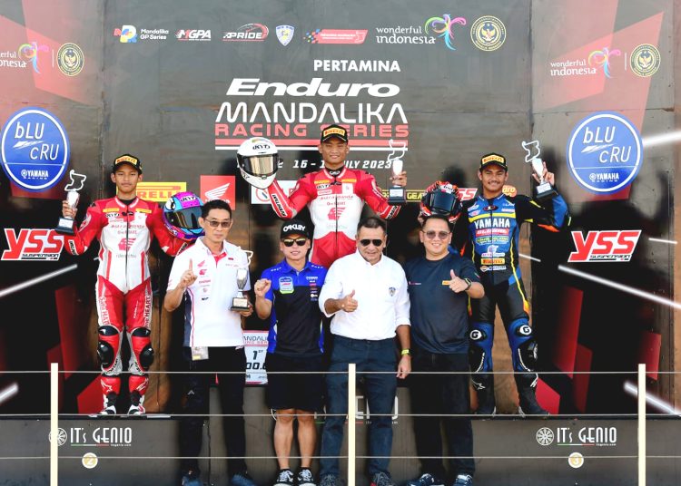 Pebalap Astra Honda, Rheza Danica Ahrens (tengah) dan Veda Ega Pratama (kiri) raih podium pertama dan kedua pada race pertama seri kedua di ajang Kejuaraan Nasional (Kejurnas) Mandalika Racing Series di kelas Sport 250cc di Pertamina Mandalika International Street Circuit, Nusa Tenggara Barat, Sabtu.(ist)