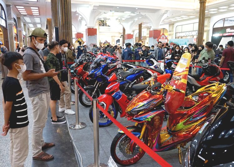 Modifikator sepeda motor Honda.(ist)