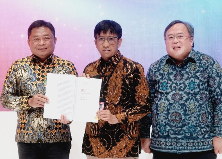 Direktur Utama Telkom Ririek Adriansyah, Direktur Utama Telkomsel Hendri Mulya Syam, Komisaris Utama Telkom Bambang Permadi Soemantri Brodjonegoro secara resmi menunjukkan Akta Pemisahan Segmen Usaha IndiHome oleh PT Telkom Indonesia (Persero) Tbk ke PT Telekomunikasi Selular di Jakarta, Selasa.(ist)