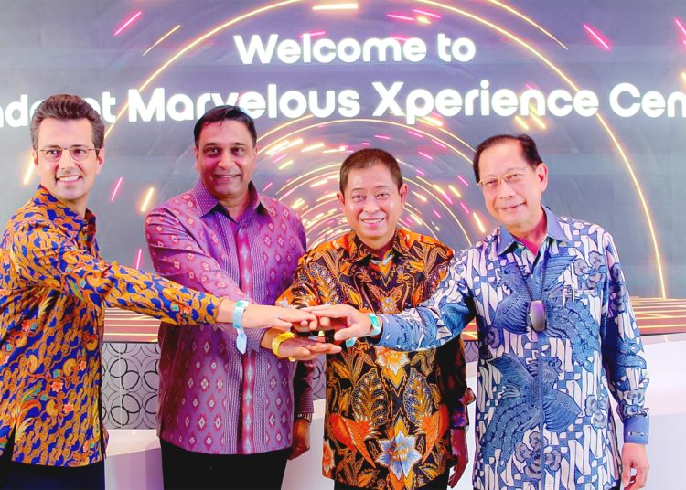 President Director & CEO Indosat Vikram Sinha (kedua dari kiri), Ignasius Jonan (kedua dari kanan), Director South East Asia & South Asia Region Platform & Ecosystems Google Mahir Sahin (paling kiri), President Director PT Bank Central Asia Yahya Setia Atmadja (paling kanan) saat Peresmian Indosat Marvelous Xperience Center di Jakarta, Selasa. (ist)