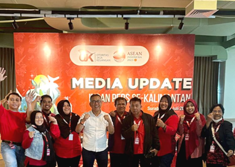 Maulana Yasin, Kepala Kantor OJK Kalbar foto bersama awak media dalam Media Gathering di Surabaya, Kamis.(ist)