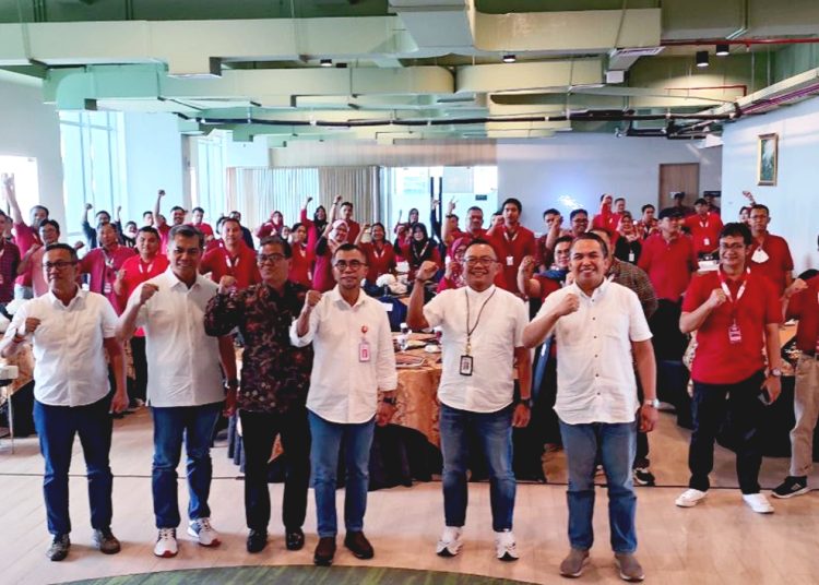 Foto bersama Kepala OJK Kalbar, Maulana Yassin, Direktur Pengawasan LJK 1 Kantor Regional 4 Jawa Timur Nasirwan, Direktur Pengawasan LJK Kantor Regional 9 Kalimantan Ahimsa, Kepala OJK Provinsi Kalteng, Otto Fitriandy dan Kepala OJK Kaltim Made Yoga Sudharma pada Media Gathering di Surabaya, Kamis.(ist)