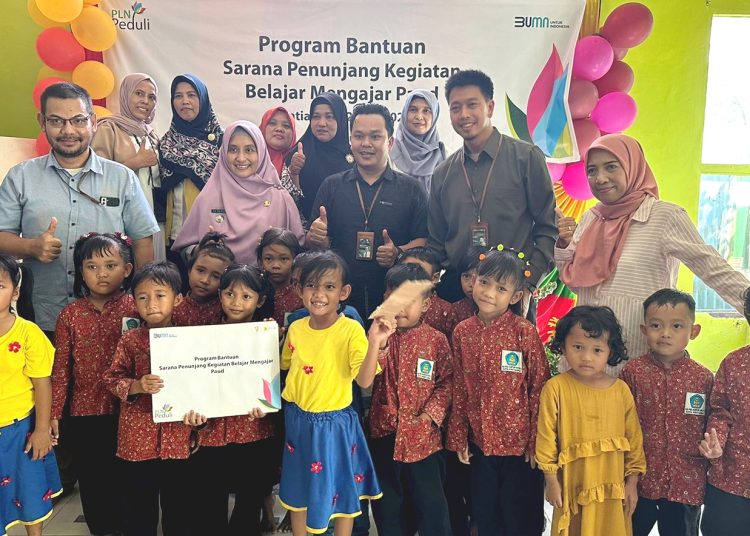 Penyerahan bantuan sarana pendidikan dari PLN UID Kalbar melalui program  TJSL.(ist)