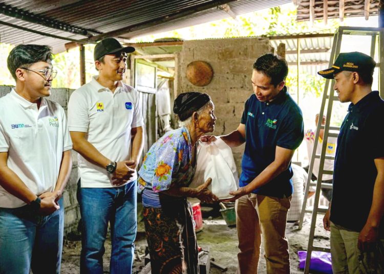 PLN bantu pemulihan sistem kelistrikan masyarakat sekaligus menyalurkan bantuan kepada masyarakat yang terdampak gempa.(ist)