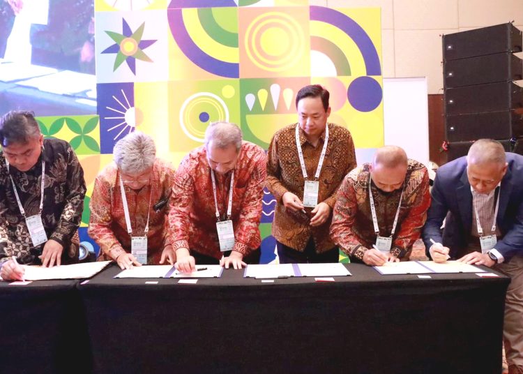 Penandatanganan perjanjian penyediaan REC PLN dan tiga perusahaan manufaktur, Selasa.(ist)