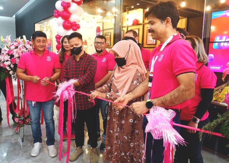 Director & Chief Commercial Officer Indosat Ritesh Kumar Singh (paling kanan) dan SVP Head of Customer Experience Brand Tri Julandi George Fransiskus (paling kiri) meresmikan 3Store di Gedung KPPTI, Jumat.(ist)