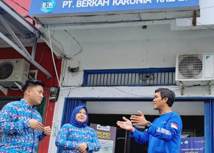Territory Sales Manager XL Axiata area Bengkulu, Zuhdianto (paling kanan) memberikan brifing di depan kantor XL Center Bengkulu, Kota Bengkulu, Kamis. (ist)