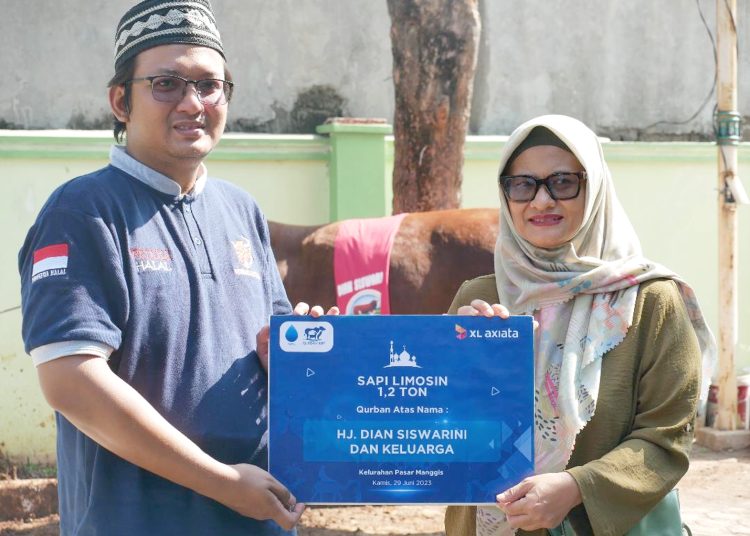 Presiden Direktur & CEO XL Axiata, Dian Siswarini (kanan) menyerahkan secara langsung hewan kurban miliknya kepada Ketua DKM Musholla An-Nur Syafa'at, Achmad Eka Winardi di Kelurahan Pasar Manggis, Kecamatan Setiabudi, Jakarta Selatan, Kamis.(ist)