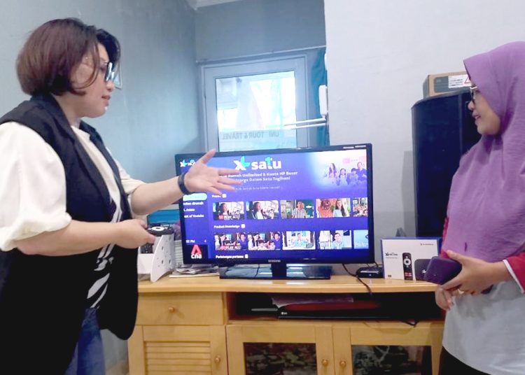 Group Head XL Axiata West Region, Desy Sari Dewi (kiri) saat menjelaskan XL SATU Fiber ke pelanggan, Elly di Perumahan Puri Agung 1, Kecamatan Sei Beduk, Batam, Selasa.(ist)
