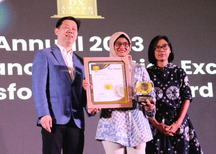 Presiden Direktur & CEO XL Axiata, Dian Siswarini (tengah) menerima penghargaan SPEx2 Awards 2023 di Jakarta, Jumat.(ist)
