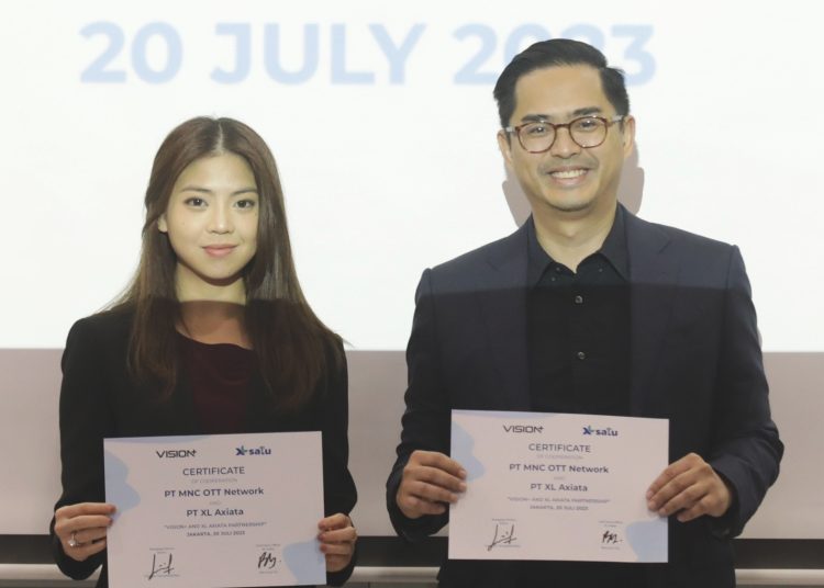 Chief Home Officer XL Axiata, Bernard Ho Swee Keong dan Managing Director VISION+, Clarissa Tanoesoedibjo.(ist)