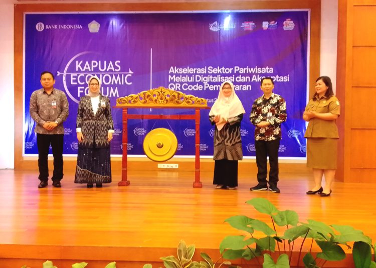 Nur Asyura Anggini Sari, Kepala Perwakilan Bank Indonesia Provinsi Kalimantan Barat (ke dua kiri) saat Launching Pekan QRIS (PQN) Kapuas Economic Forum di Pontianak, Senin.(foto matra)