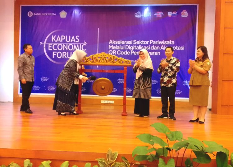 Kepala Kantor Perwakilan Bank Indonesia (KPw BI) Provinsi Kalimantan Barat, Nur Asyura Anggini Sari melakukan Launching Pekan QRIS (PQN) Kapuas Economic Forum di Pontianak, Senin.(foto matra)