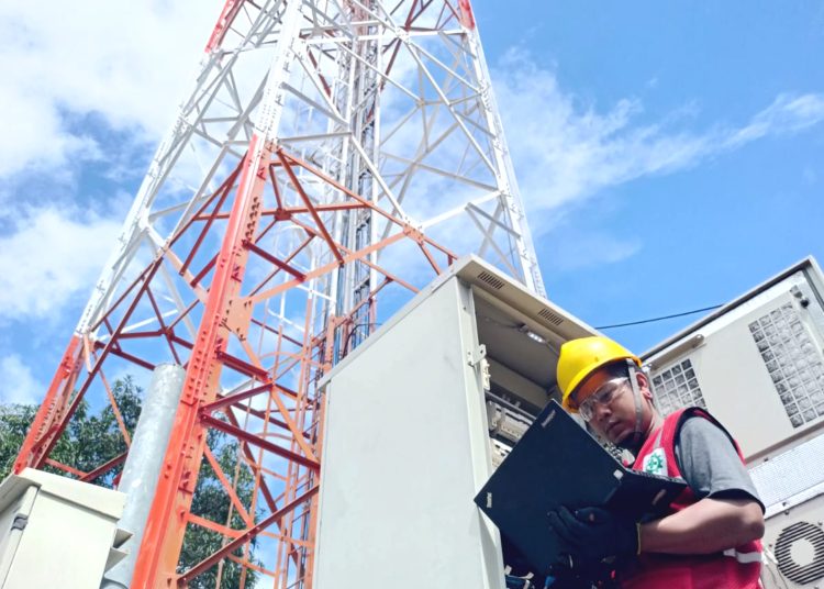 Teknisi melakukan pemeliharaan perangkat Base Transceiver Station (BTS) milik XL Axiata di Kelurahan Kalabahi Timur, Kecamatan Teluk Mutiara, Kabupaten Alor, Provinsi NTT.(ist)