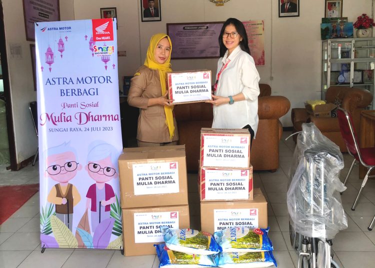 Astra Motor Kalbar menyalurkan bantuan di UPT Panti Sosial Rehabilitasi Lanjut Usia dan Rehabilitasi Penyandang Disabilitas.(ist)