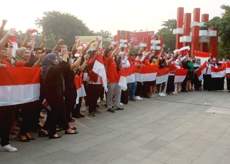 PHRI Kalbar semangat membagikan bendera merah putih di Pontianak.(ist)