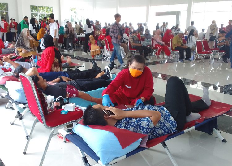 Kegiatan aksi donor darah yang digelar BI Kalbar bersama PMI antusias diikuti masyarakat.(matra)