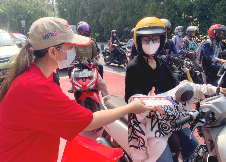 Astra Motor Kalimantan Barat membagi-bagikan masker di Pontianak.(ist)
