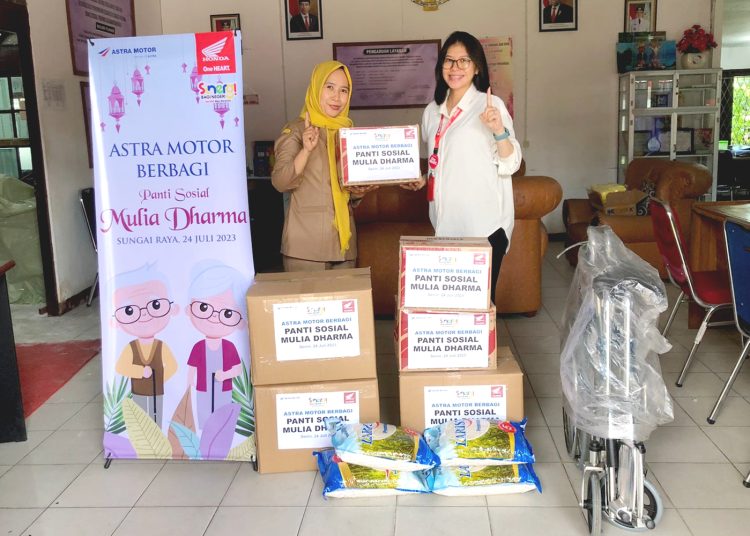 Astra Motor Kalimantan Barat menyalurkan bantuan ke panti sosial Mulia Dharma.(ist)