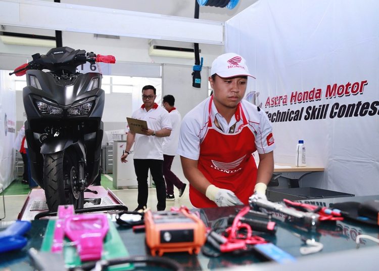 Peserta 27th Astra Honda Motor Technical Skill Contest 2023 saat mengikuti babak final di Astra Honda Safety Riding & Training Center.(ist)