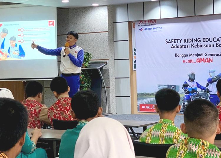 Febri Andrian, instruktur Safety Riding Astra Motor Kalbar mengedukasi siswa SMKN 5 Pontianak.(ist)