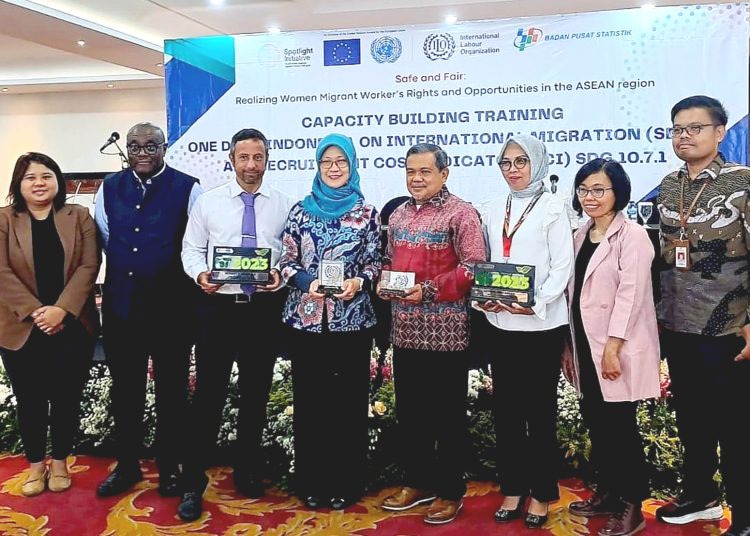 Para peserta dan buku panduan yang dikembangkan oleh BPS dan ILO mengenai Satu Data Migrasi Internasional (SDMI). (ist)