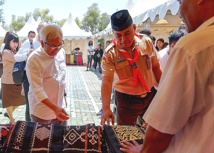 Director & Chief Business Officer IOH Muhammad Danny Buldansyah (kiri) dan Kepala Dinas Perpustakaan dan Kearsipan NTT Drs. Kanisius H.M. MAU, M.Si (kanan) saat meninjau Festival Literasi Digital 2023: Saatnya Nusra Makin Digital yang diikuti oleh pelaku UMKM, mahasiswa dan Masyarakat Kupang Rabu. (ist)