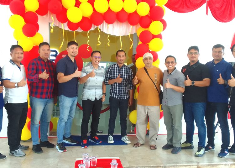 Sugiyanto, Vice President Head of Sales IM3 Indosat area Kalimantan foto bersama usai meresmikan penyegaran gerai IM3 di Pontianak, Kamis.(matra)