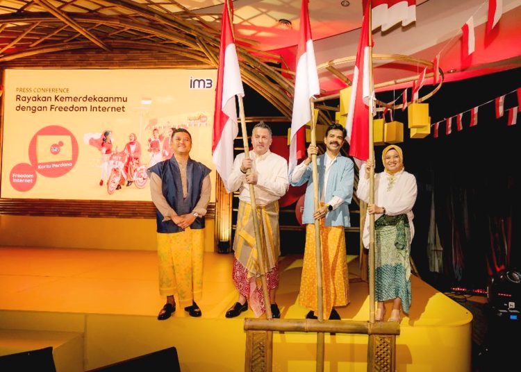 Director and Chief Commercial Officer Indosat Ooredoo Hutchison Ritesh Kumar Singh (ke dua dari kanan), Chief Legal & Regulatory Officer Indosat Ooredoo Hutchison Reski Damayanti (paling kanan), EVP Head of Marketing IM3 Alistair David Johnston (ke dua dari kiri), SVP-Head of Brand Mgt. & Strategy IM3 Fahroni Arifin (paling kiri) saat peluncuran Kampanye Rayakan Kemerdekaanmu dengan Freedom Internet” di Jakarta, Kamis.(ist)