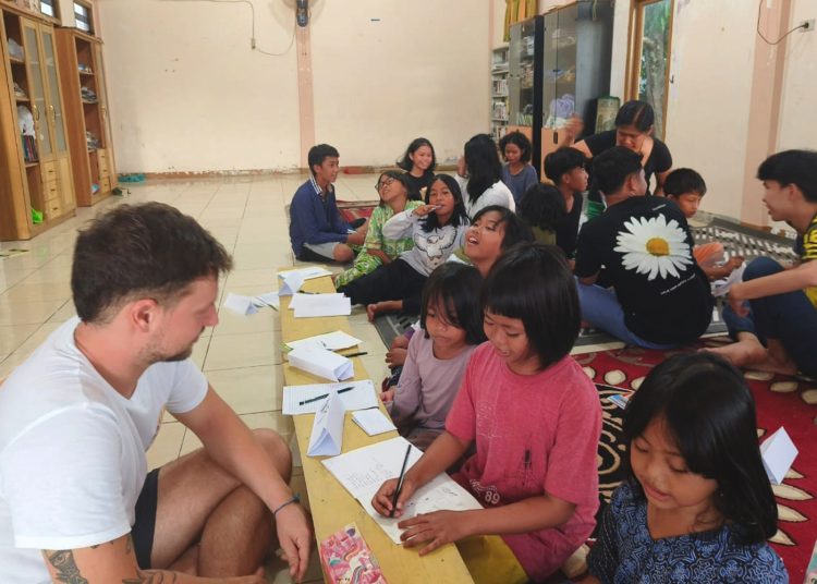 Aaron Hauenschild, Mahasiswa Jerman  di tengah anak-anak yatim piatu di Pontianak.(ist)