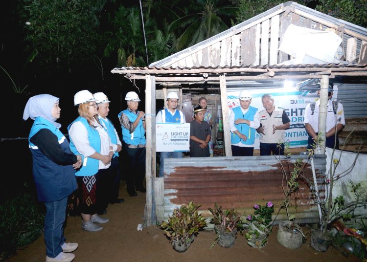 Penyalaan listrik beberapa warga miskin di Desa Sungai Rengas, Kabupaten Kubu Raya, Kalimantan Barat.(ist)