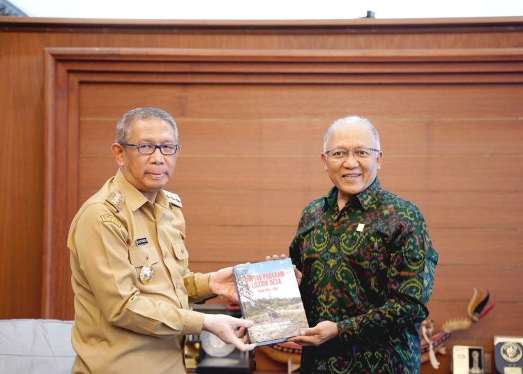 Gubernur Kalimantan Barat, Sutarmidji dan Wahyu Jatmiko General Manager PLN UID Kalbar.(ist)