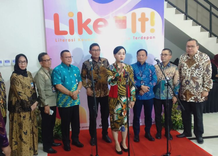 Friderica Widyasari Dewi, Kepala Eksekutif Pengawas Perilaku Pelaku Usaha Jasa Keuangan, Edukasi dan Pelindungan Konsumen OJK, saat acara Literasi Keuangan Indonesia Terdepan (Like IT) ke-2 di Pontianak, Selasa.(matra)