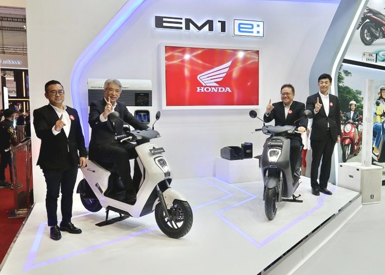 Kika: Marketing Director AHM – Octavianus Dwi Putro, President Director AHM – Susumu Mitsuishi, Executive Vice President Director AHM – Thomas Wijaya dan Marketing Director AHM- Naoki Kajino memperkenalkan sepeda motor Listrik Honda EM1 e: di gelaran Gaikindo Indonesia International Auto Show (GIIAS) 2023, Jumat.