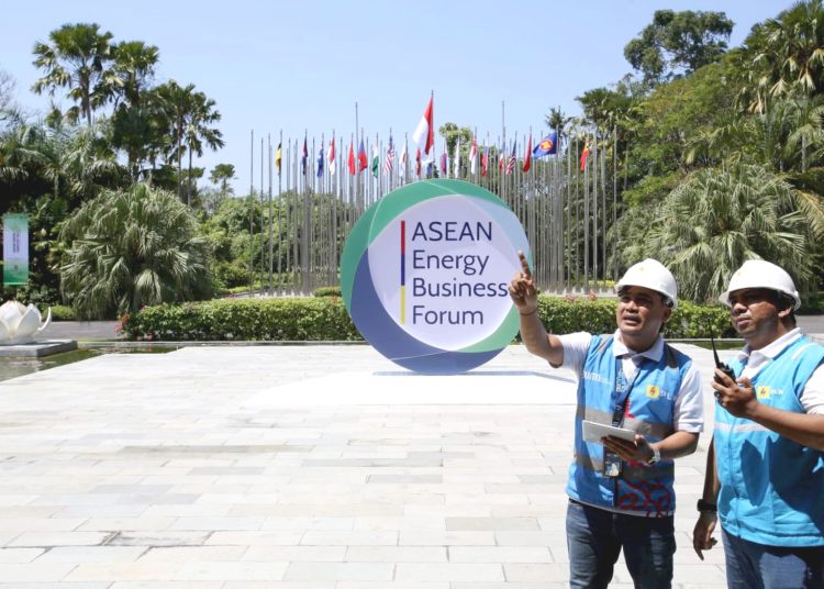 Petugas PLN bersiaga 24 jam di lokasi acara Bali Nusa Dua Convention Center (BNDCC) untuk memastikan keandalan dan keamanan pasokan listrik.(ist)