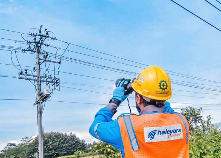 Kabel-kabel dan tiang yang berada di tepi jalan ternyata tidak semua miliki PLN.(ist)