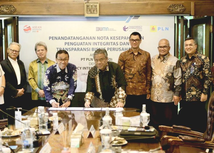 Direktur Utama PLN, Darmawan Prasodjo menandatangani kerjasama dengan Transparency International Indonesia (TII).(ist)