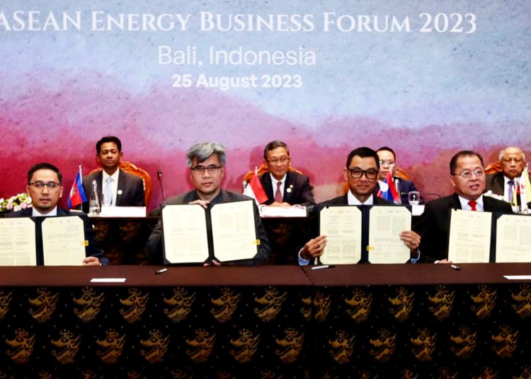 Penandatanganan kerjasama antar negara yang dilakukan PLN dengan ACE serta dua perusahaan listrik Malaysia, SESB dan TNB, Jumat.(ist)
